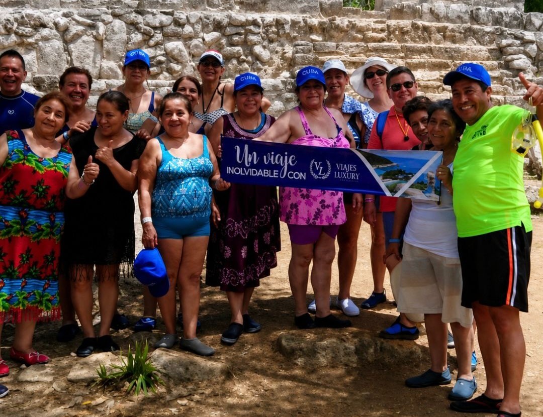 Grupo de viajeros de VIAJES LUXURY disfrutando su experiencia